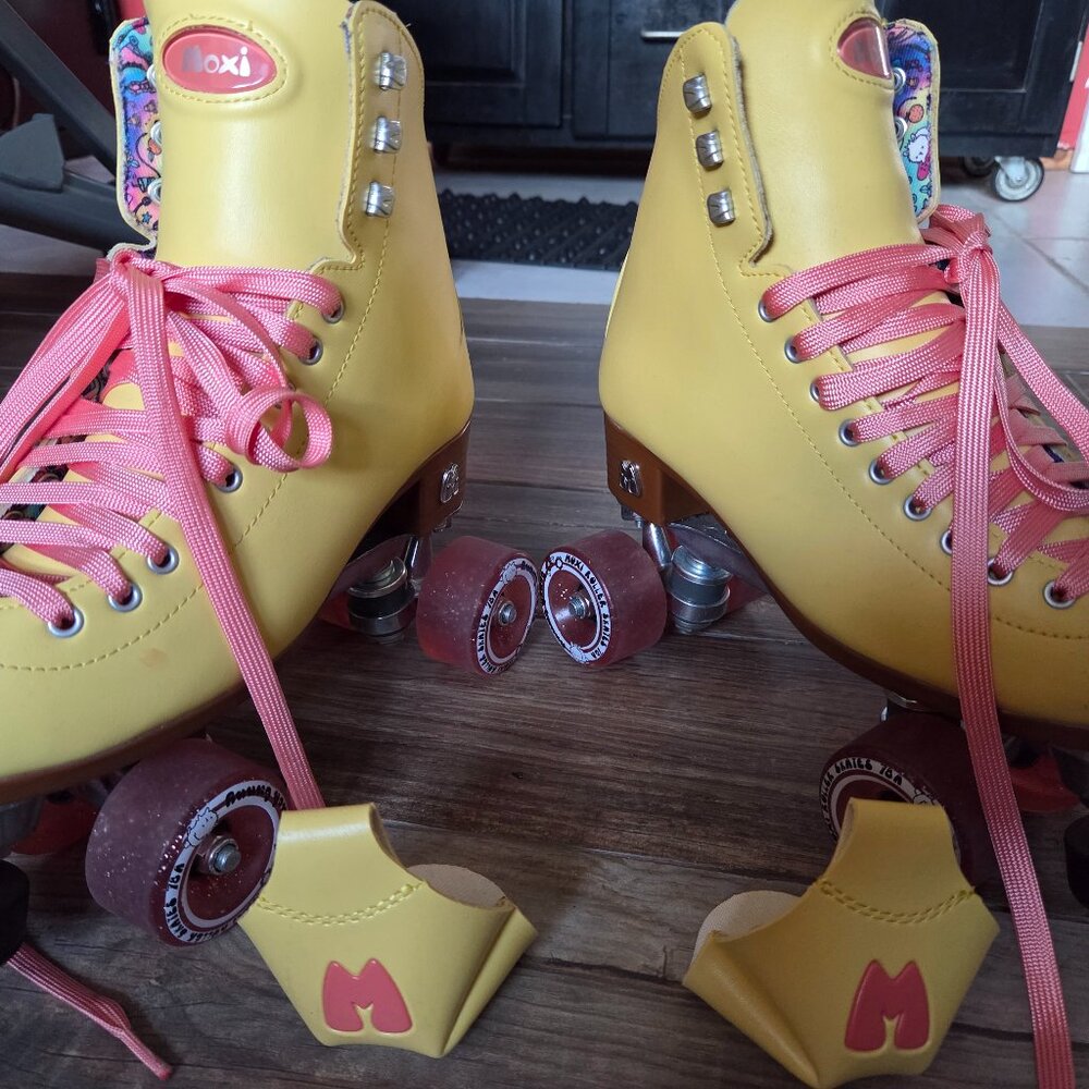 MOXI Beach Bunny Rollerskates BRAND NEW!